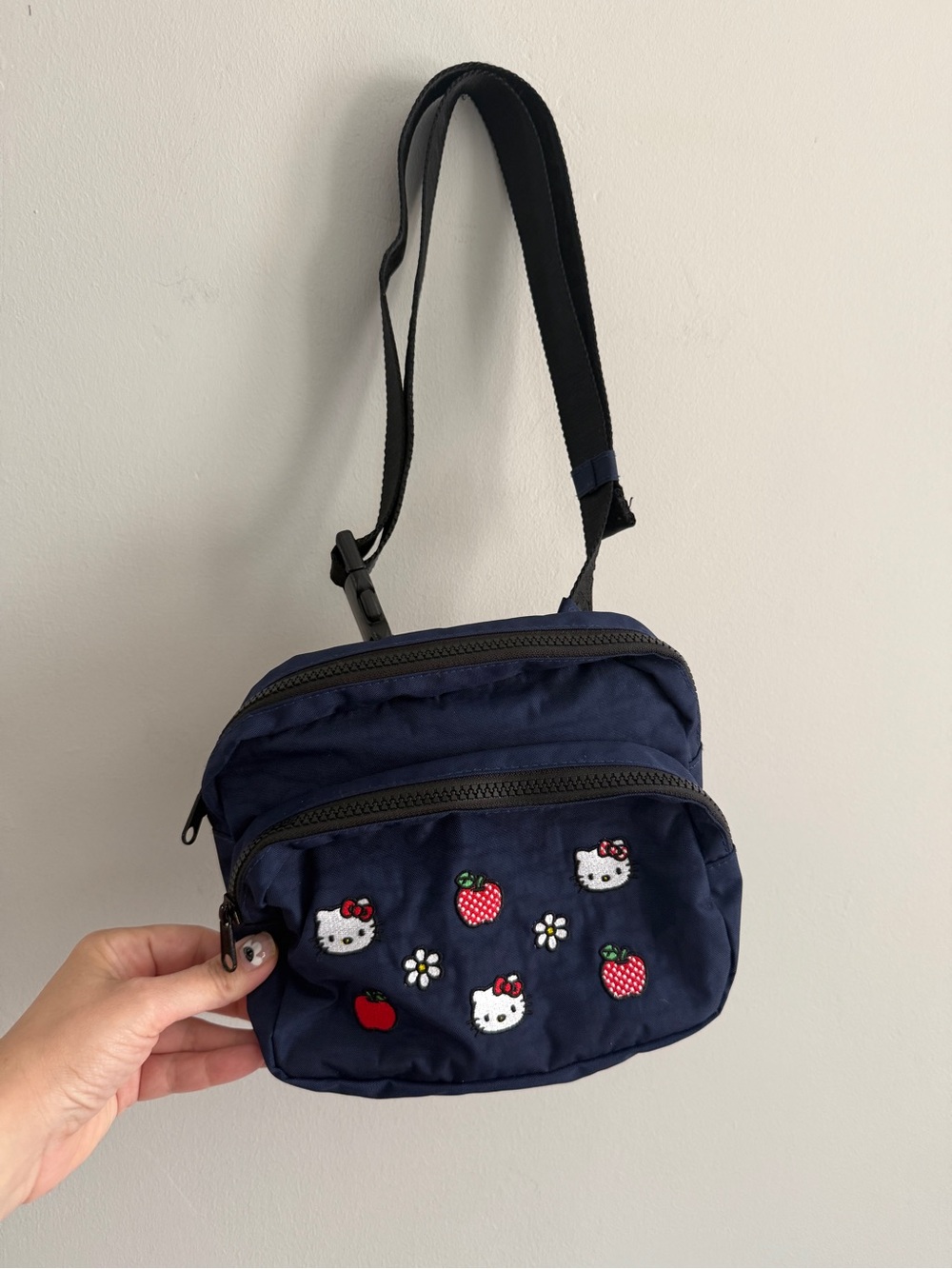 VGUC BAGGU x Hello Kitty Embroidered Fanny Pack - Picture 3 of 9